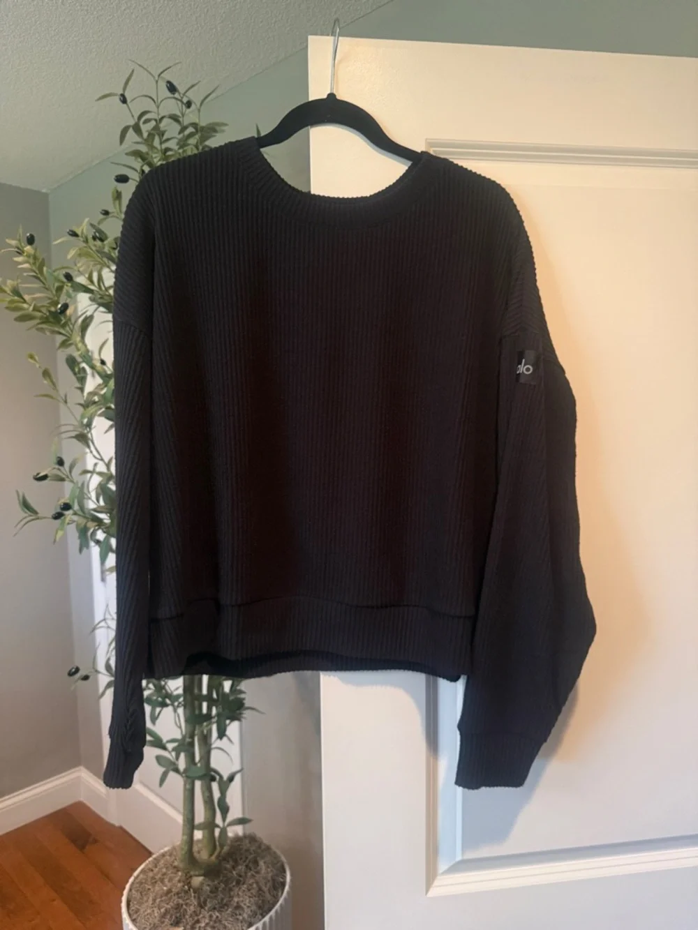 Alo Yoga Muse Set - Pullover and Wide Leg Pants - Picture 4 of 6
